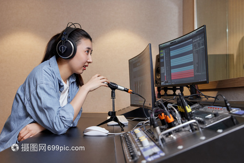 專業(yè)錄音棚調(diào)音監(jiān)聽(tīng)人員